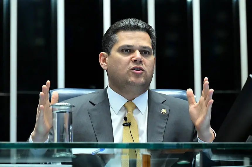 Alcolumbre evita prazo e empresários pedem adiamento do fim da 6x1