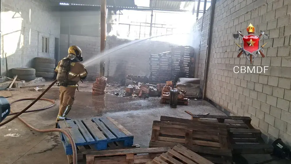 Bombeiros controlam incêndio em galpão de Ceilândia