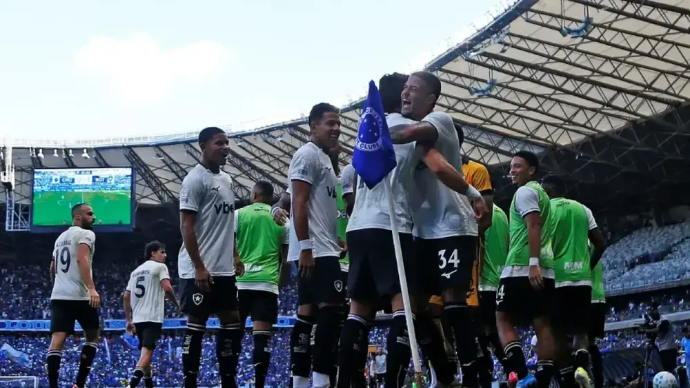 Botafogo vence Cruzeiro no Mineirão e sobe para 7º no Brasileirão