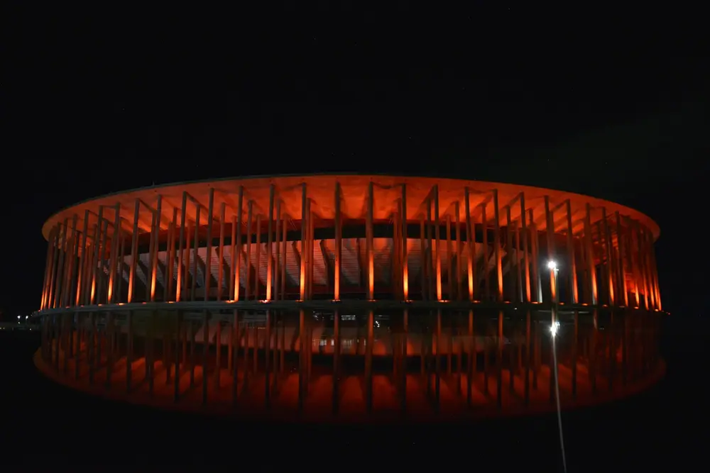 Brasília ilumina monumentos contra violência infantil