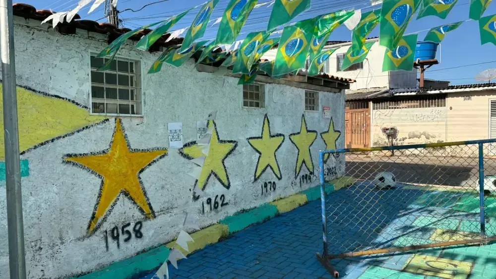 Comunidade do Cruzeiro transforma beco em torcida organizada para a Copa