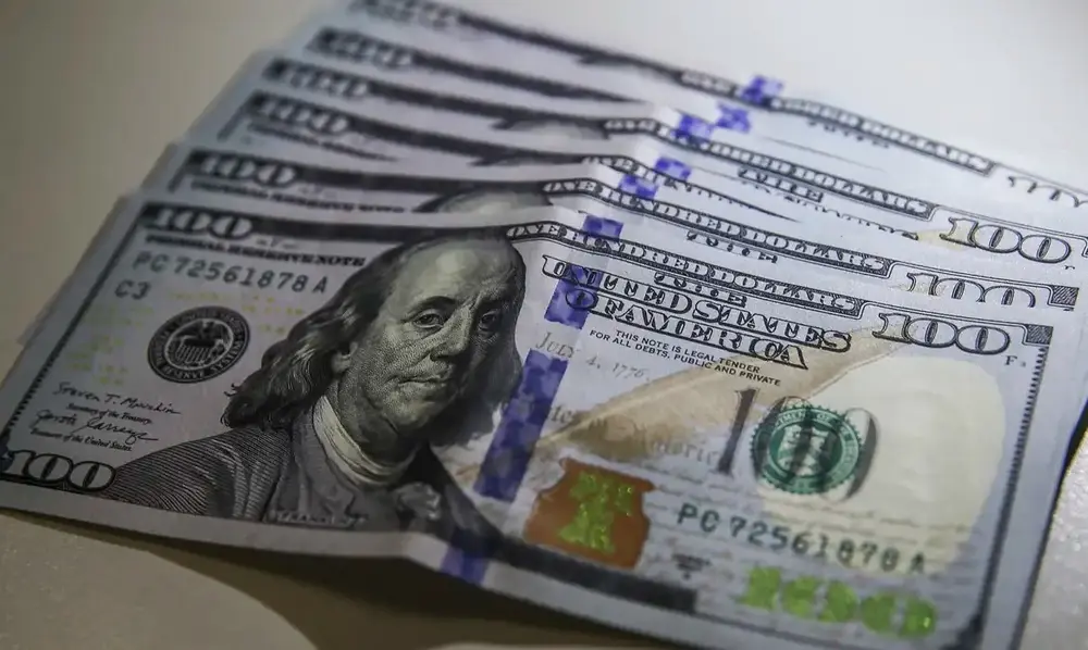 Dólar fecha em R$ 4,95, menor nível em dois anos