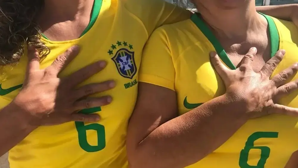 Família de Brasília com seis dedos inspira Brasil na busca pelo hexa