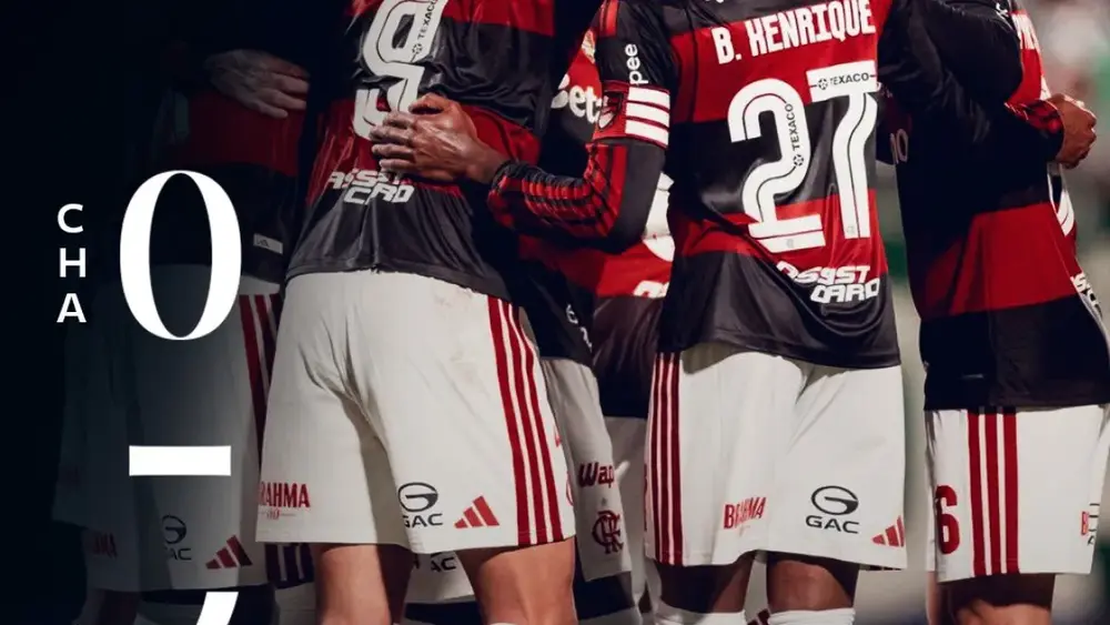 Flamengo goleia Chapecoense e mantém pressão no líder Palmeiras