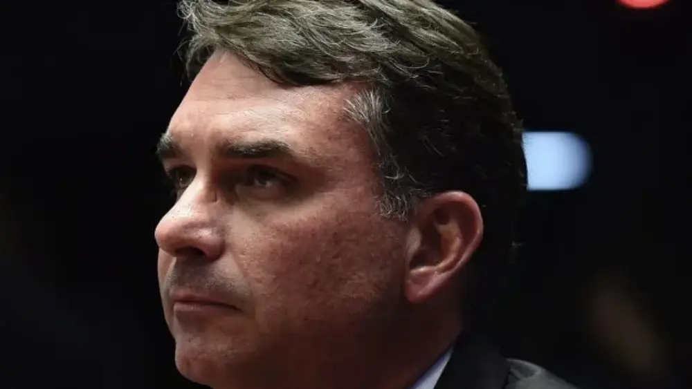 Flávio admite: relação com imprensa foi erro de Bolsonaro