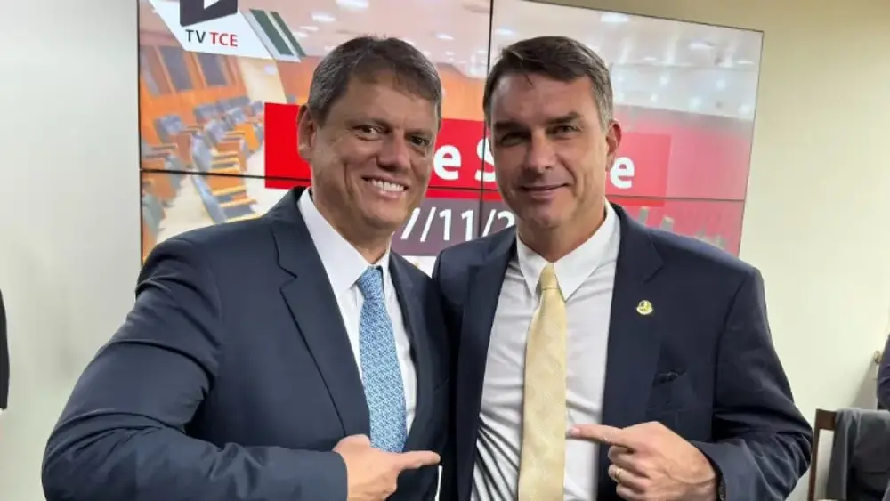 Flávio Bolsonaro transfere campanha para SP e se aproxima de Tarcísio