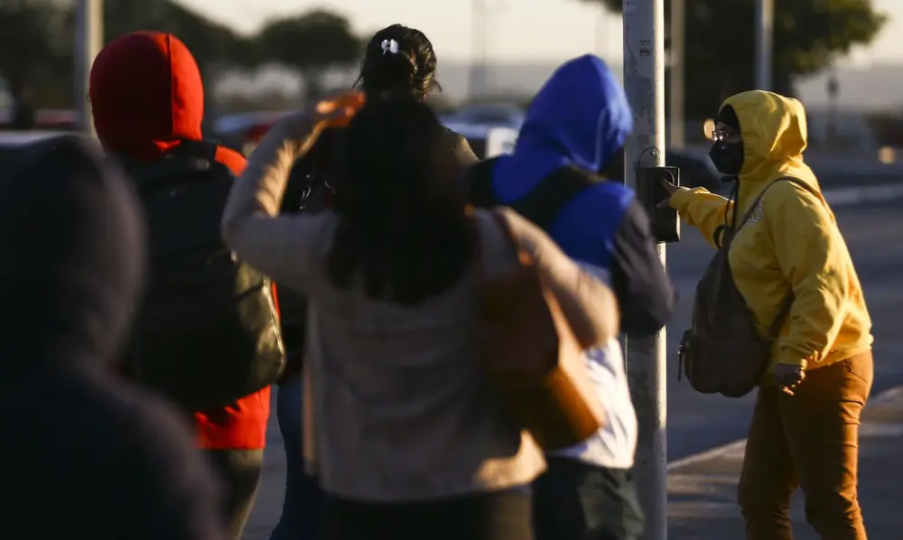Frente fria traz temporais e queda de temperatura ao Sul do Brasil