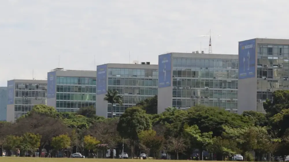 Governo autoriza saída mais cedo em jogos do Brasil