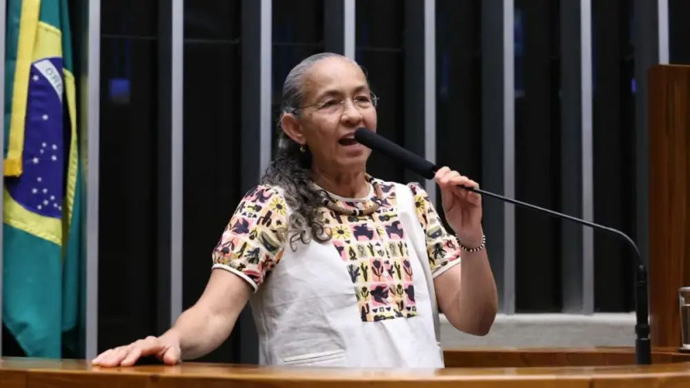 Heloísa Helena deixa Brasília com despedida dramática