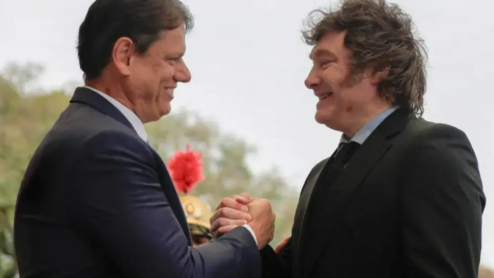 Milei evita coro por prisão de Lula em evento do PL