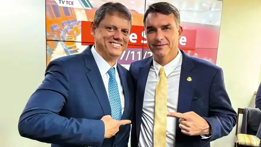 Tarcísio diz que Flávio precisa explicar caso Master